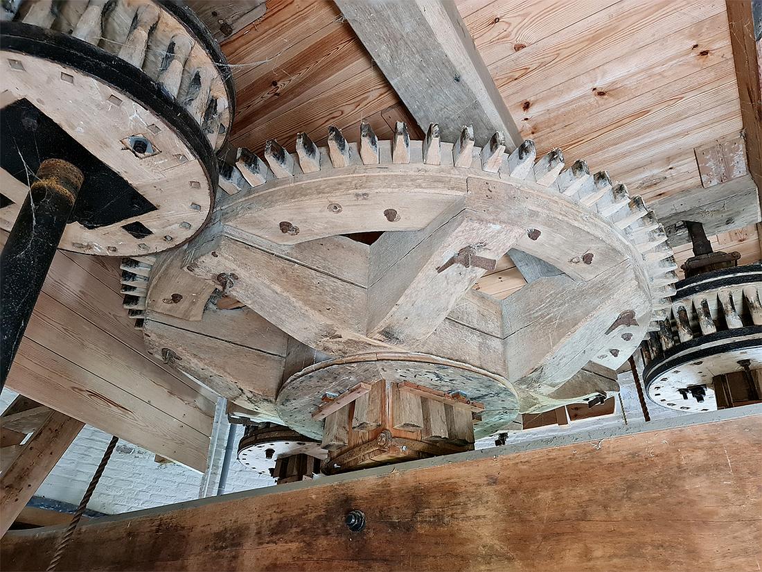 17, Molen 00841 De Hoop (Gorinchem), Pieter Zuijkerbuijk (10-7-2021)Het linker rondsel is van de voormalige motoraandrijving. | Database Nederlandse molens
