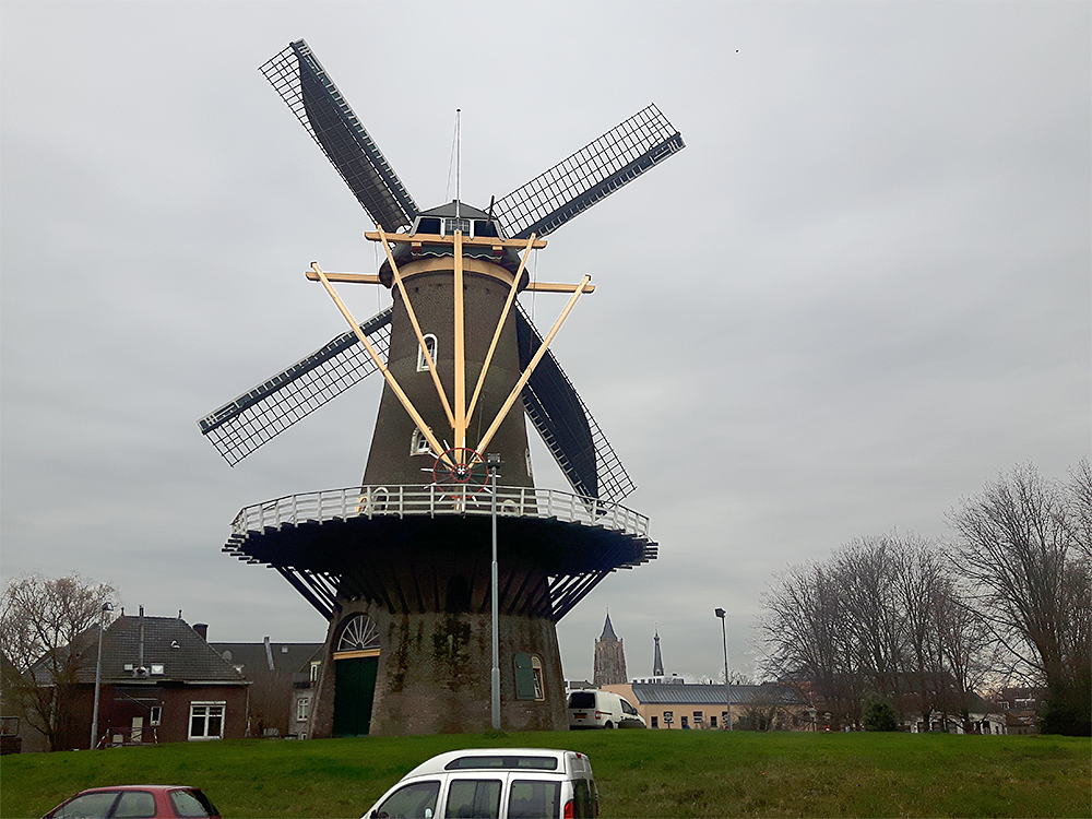 3, Molen 00840 Nooit Volmaakt (Gorinchem), Theo de Rooij (25-2-2017). De molen vormt zich samen met de kerken en molen De Hoop als iconen van de vestingstad. | Database Nederlandse molens