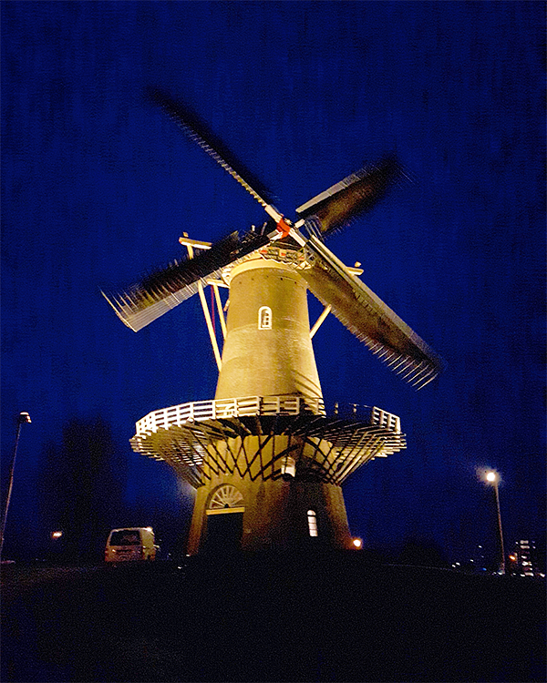 5, Molen 00840 Nooit Volmaakt (Gorinchem), Theo de Rooij (25-2-2017).Wat jaren geleden nog wekelijks voorkwam is nu weer opnieuw bijzonder. De molen draaiend, en in de schijnwerpers. | Database Nederlandse molens