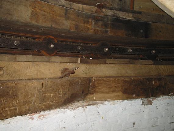 21, Molen 00840 Nooit Volmaakt (Gorinchem), Rob Pols (17-10-2005). Het merkwaardige achtkantige boventafelement dat afkomstig is van de vroegere oliemolen.  | Database Nederlandse molens