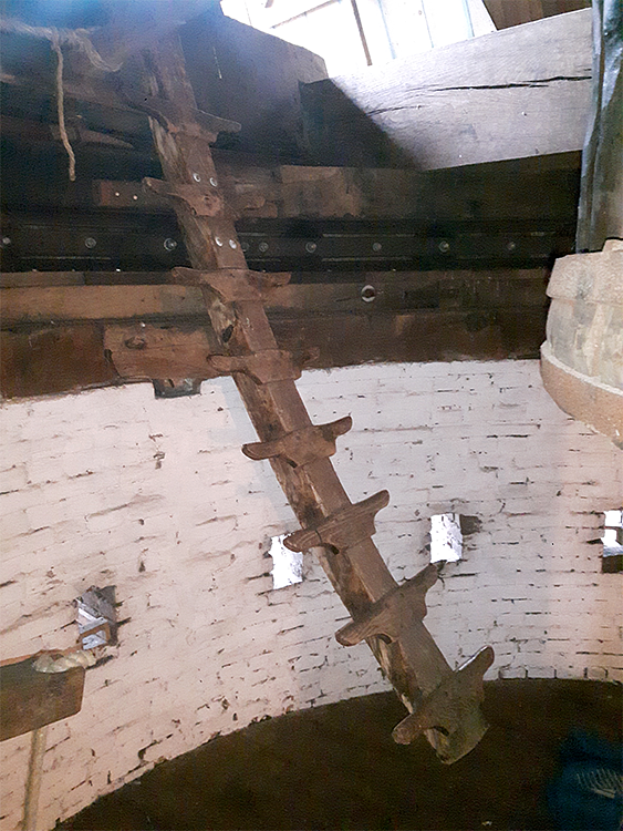 22, Molen 00840 Nooit Volmaakt (Gorinchem), Theo de Rooij (25-2-2017). De mooie, gebogen hanetree in de molen. | Database Nederlandse molens