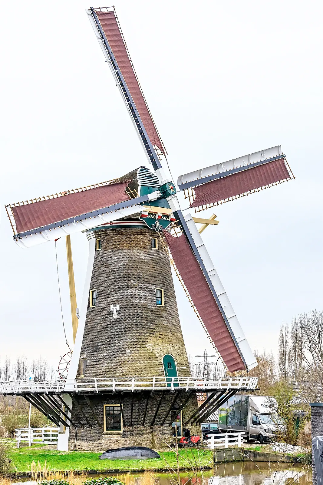 Molen 00101 Haastrechtse Molen / Poldermolen Beneden Haastrecht (Gouda), Frank Hendriks (22-1-2023)Gerestaureerde molen in vol bedrijf met uitlaat op de Hollandse IJssel. | Database Nederlandse molens