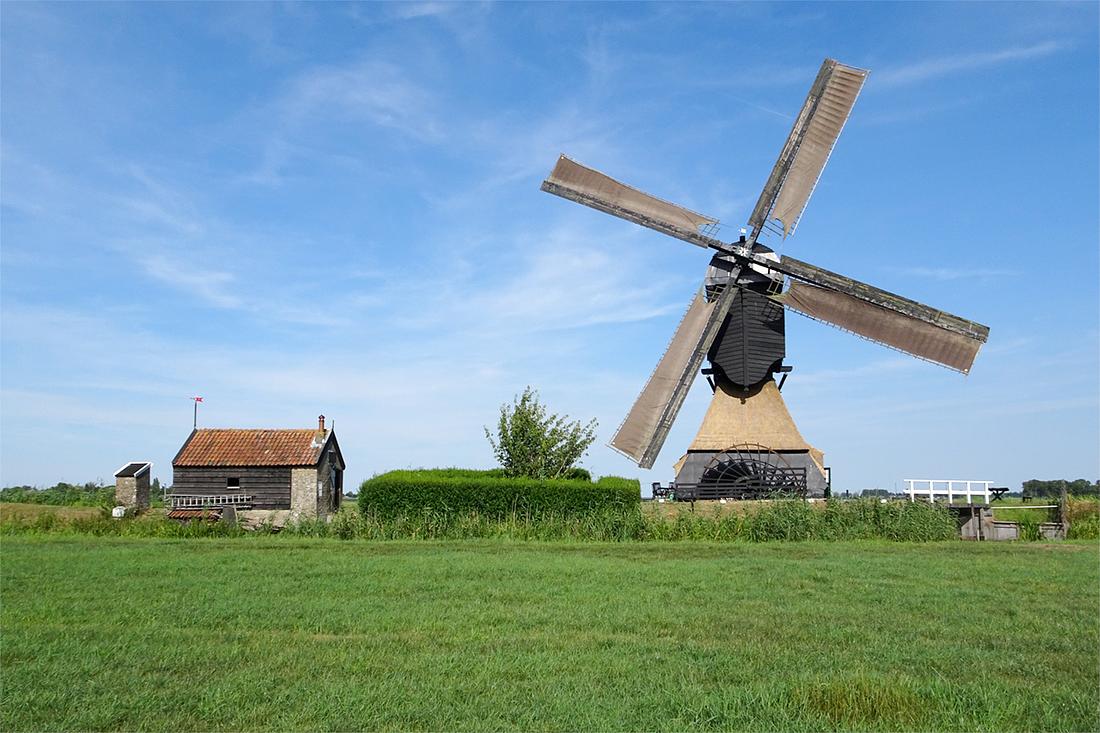 5, Molen 02541 De Middelmolen (Molenaarsgraaf), Louis Maas (6-8-2018)De molen vanuit het westen. | Database Nederlandse molens