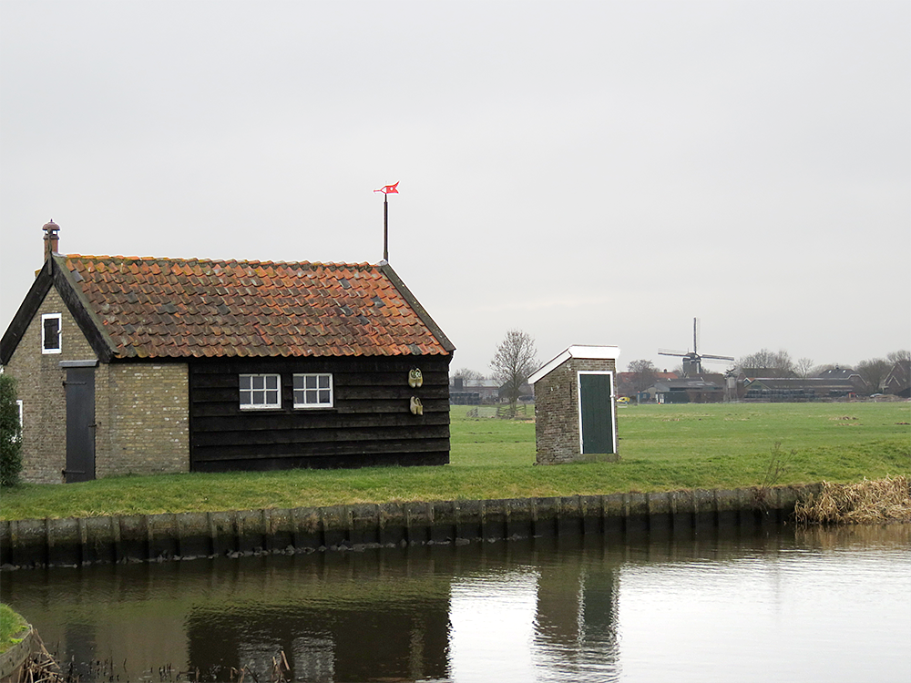 13, Molen 02541 De Middelmolen (Molenaarsgraaf), William Bouter (16-2-2017). Schuur en plee. | Database Nederlandse molens