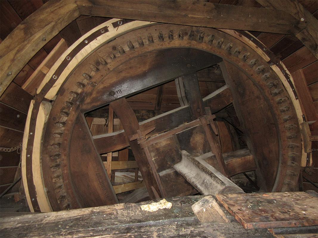 17, Molen 02541 De Middelmolen (Molenaarsgraaf), Frank Moerland (6-10-2018)Het opmerkelijke bovenwiel met de geknikte kruisarmen. | Database Nederlandse molens