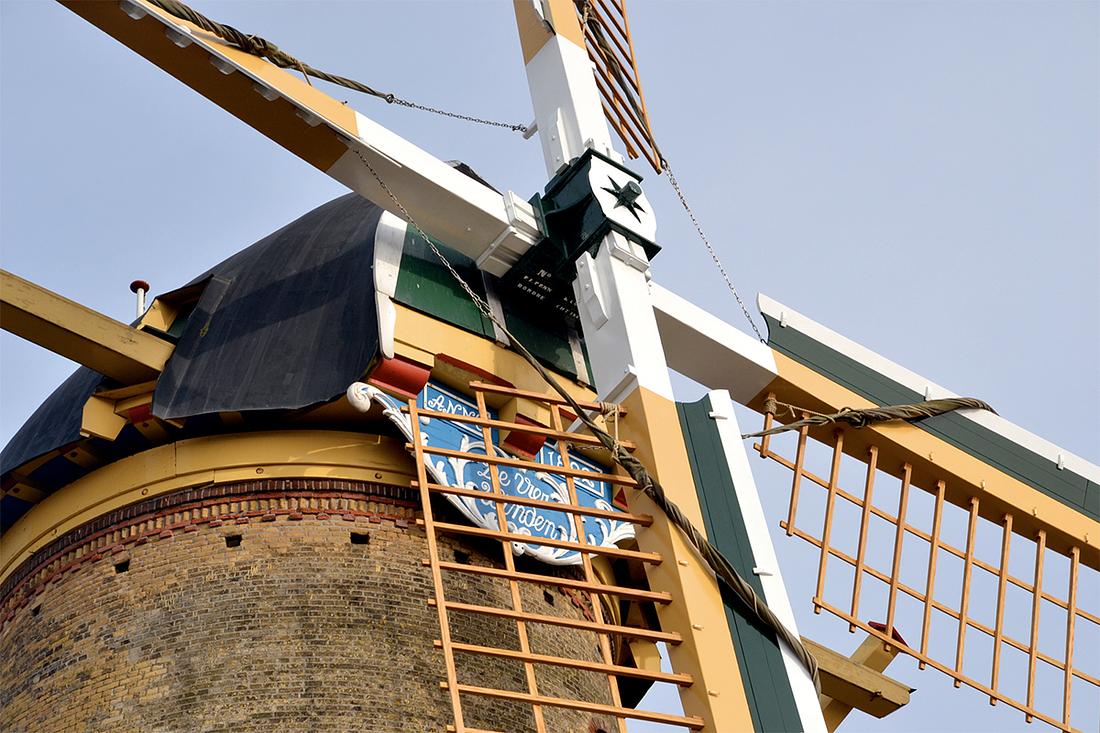 5, Molen 01527 De Vier Winden (Monster), Rob Pols (25-2-2021)De nieuwe roeden zijn molengeel van kleur in plaats van zwart. Ook de askop heeft nieuwe kleuren gekregen: donkergroen met een witte voorplaat in plaats van helemaal rood. | Database Nederlandse molens