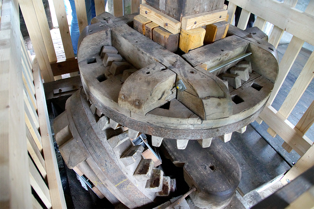 9, Molen 06402 Adermolen (Rijpwetering), Matthieu Hoogduin (20-5-2017)Overbrenging van de koningsspil op de vijzel. | Database Nederlandse molens
