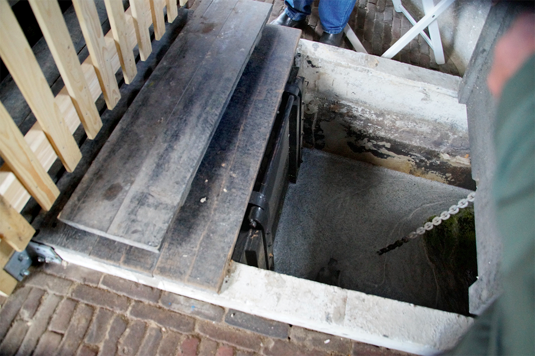12, Molen 06402 Adermolen (Rijpwetering), Matthieu Hoogduin (20-5-2017)De achterwaterloop in de molen. De wachtdeur is zichtbaar. Deze steekt nog zeker 1.20 meter onder het wateroppervlak. | Database Nederlandse molens