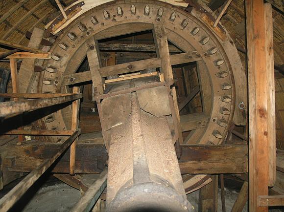 15, Molen 06402 Adermolen (Rijpwetering), Willem Jans (26-10-2008) Opmerkelijk bovenwiel met smalle kruisarmen en acht eveneens magere plooistukken.  | Database Nederlandse molens