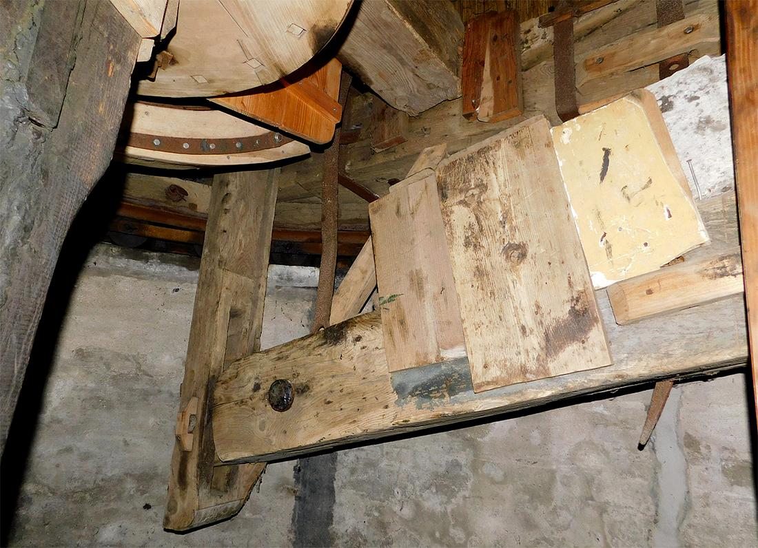 17, Molen 06402 Adermolen (Rijpwetering), Piet Glasbergen (12-5-2018)Vangbalk met ietwat provisorisch timmerwerk om stenen contragewicht op z'n plek te houden. | Database Nederlandse molens