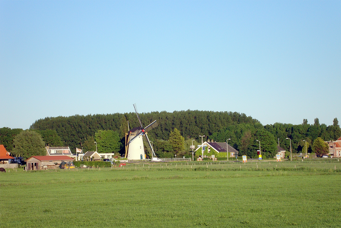 2, Molen 01904 Zeezicht (Nieuwenhoorn), Jorrit de Laat (25-5-2017)De molen in de rouwstand n.a.v het overlijden van de voorganger van de huidige vrijwillig molenaar. . | Database Nederlandse molens