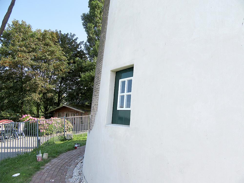 4, Molen 01904 Zeezicht (Nieuwenhoorn), Frank Moerland (4-9-2016). De molen is voorzien van nieuwe ramen. | Database Nederlandse molens