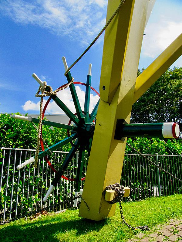 6, Molen 01904 Zeezicht (Nieuwenhoorn), Frank Moerland (14-8-2019) Het vernieuwde kruirad. Daarachter het geplaatste hek dat de molen behoorlijk belemmert. De molen kan alleen draaien van ZZO tot WNW (via ZW). | Database Nederlandse molens