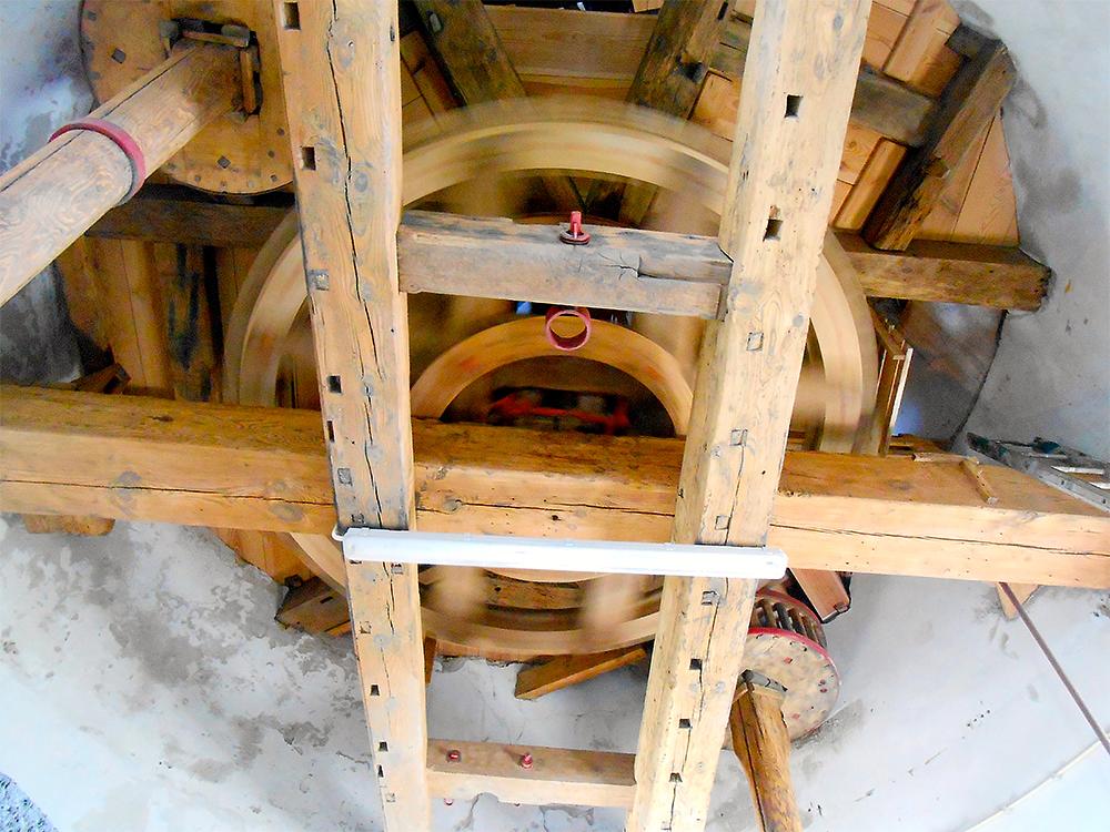 15, Molen 01904 Zeezicht (Nieuwenhoorn), Frank Moerland (18-7-2015)De diverse balken, deels bestaand uit oude roeden, ontdaan van lagen verf (zie ook de foto elders voor het verschil). | Database Nederlandse molens