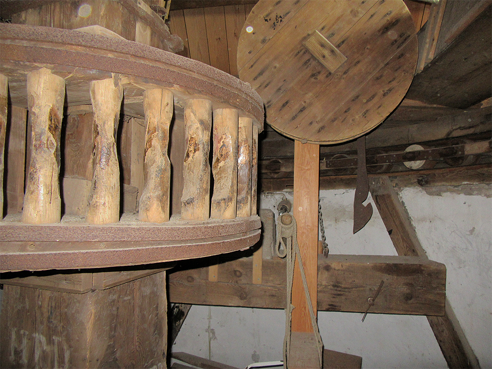 9, Molen 01904 Zeezicht (Nieuwenhoorn), Frank Moerland (4-9-2016)Bovenschijfloop en vangtrommel | Database Nederlandse molens