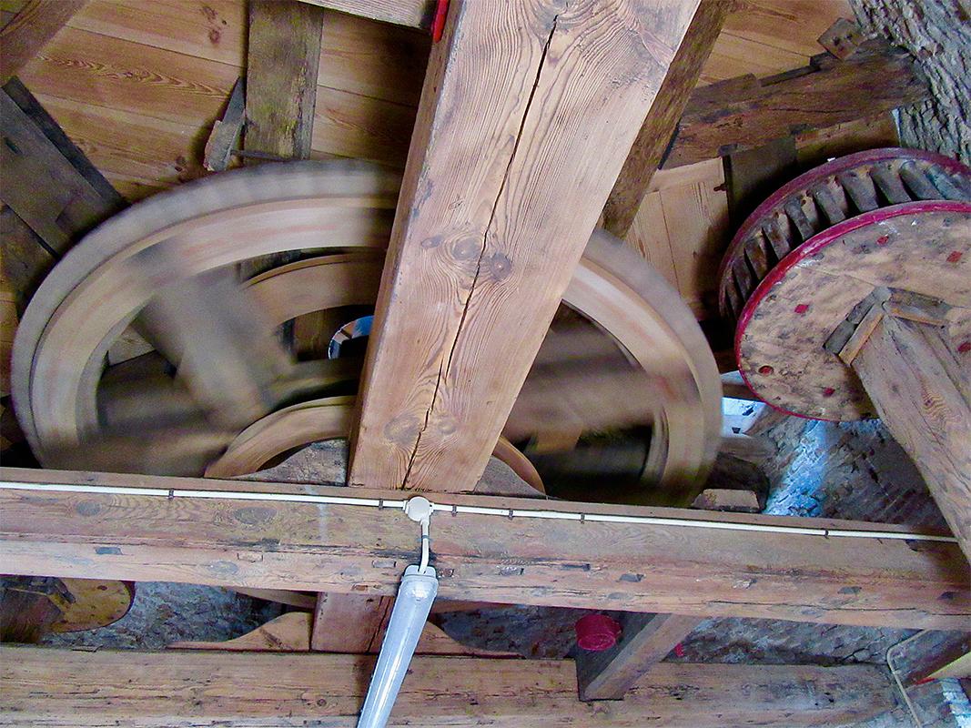16, Molen 01904 Zeezicht (Nieuwenhoorn), Frank Moerland (14-8-2019)Oude houten roeden in de molen. | Database Nederlandse molens
