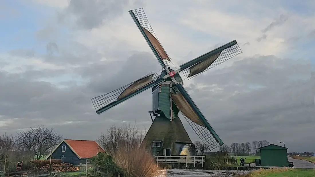 1, Molen 00832 Boterslootse Molen (Noordeloos), Frans Drost (13-1-2023) In z’n werk uit ZW met vier halve en genoeg wind om continu hard te malen. | Database Nederlandse molens