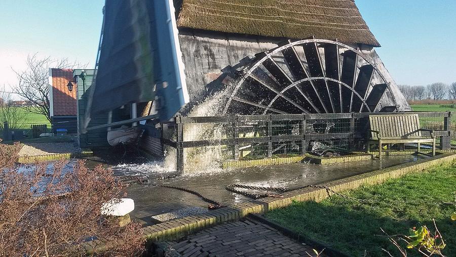 5, Molen 00832 Boterslootse Molen (Noordeloos), In vol bedrijf! Justin van den Heuvel (10-12-2014). | Database Nederlandse molens