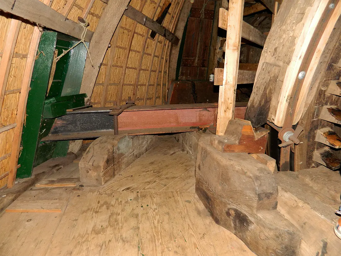 14, Molen 00994 Hogeveensemolen (Noordwijkerhout), Vincent Mepschen (24-10-2021)De lange spruit is een H-profielbalk. | Database Nederlandse molens