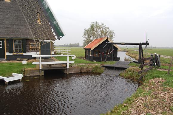 6, Molen 01813 Blauwe Molen (Rijpwetering), Rob Pols (28-10-2007)Rechts de in de tekst besproken Rijksmonumentale overhaal. | Database Nederlandse molens