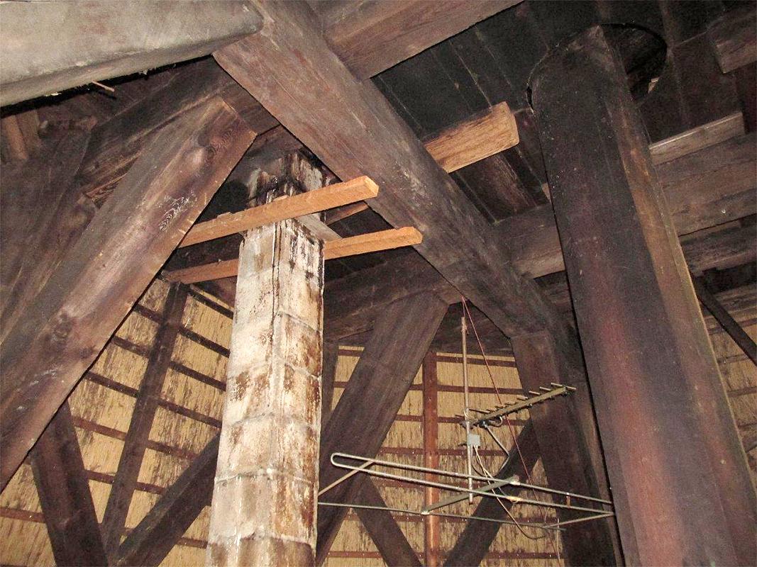 10, Molen 01813 Blauwe Molen (Rijpwetering), Piet Glasbergen (11-5-2019)Koningsspil en voormalige schoorsteen (li). | Database Nederlandse molens