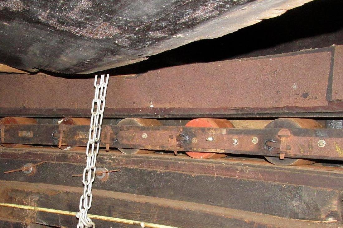 11, Molen 01813 Blauwe Molen (Rijpwetering), Piet Glasbergen (11-5-2019)De rollensluis is van boven en onder beslagen met dik plaatijzer tegen slijtage. Daardoor gingen de rollen echter weer harder slijten. De kap van deze molen heeft een monsterlijk totaalgewicht. Daarom wordt er nu geëxperimenteerd met nieuwe - hardere- rollen, met kunsthars erdoor. | Database Nederlandse molens