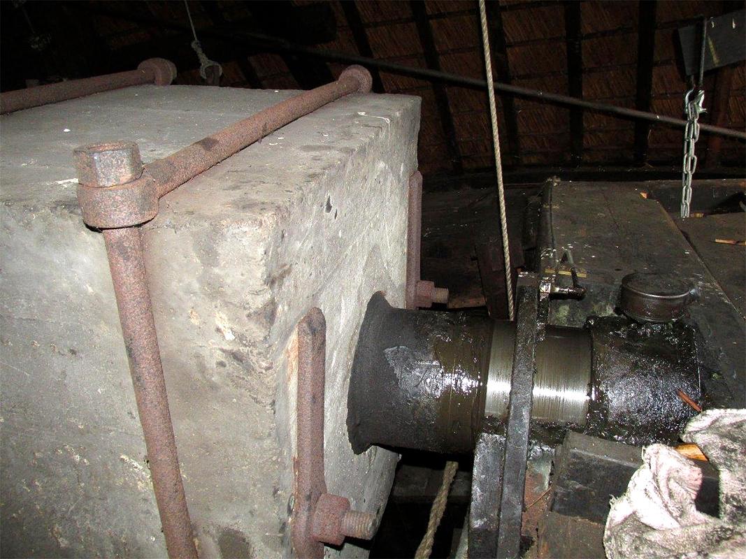 15, Molen 01813 Blauwe Molen (Rijpwetering), Piet Glasbergen (11-5-2019)Enorm betonnen contragewicht op de bovenas. | Database Nederlandse molens