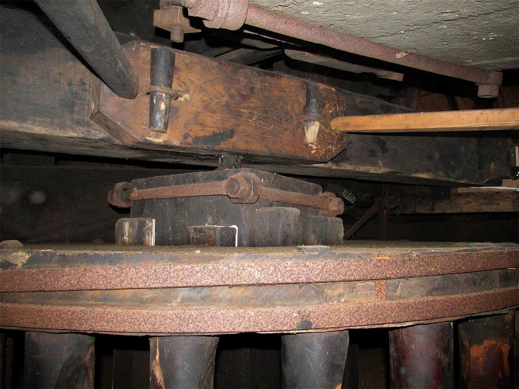 16, Molen 01813 Blauwe Molen (Rijpwetering), Piet Glasbergen (11-5-2019)Bovendraaipunt koningsspil. | Database Nederlandse molens