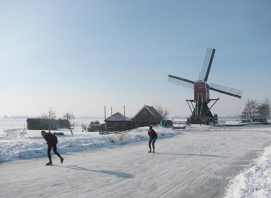 4, Molen 01810 De Vrouw Venner (Oud Ade), Piet Glasbergen (25-1-2013). De molen staat in de rouw vanwege de op 1 januari 2013 overleden molenmaker H. Verbij.  | Database Nederlandse molens