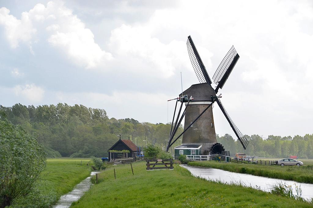 4, Molen 02566 De Peilmolen (Oud-Alblas), Rob Pols (9-5-2015) De Peilmolen malend met lege hekken bij een harde wind.  | Database Nederlandse molens