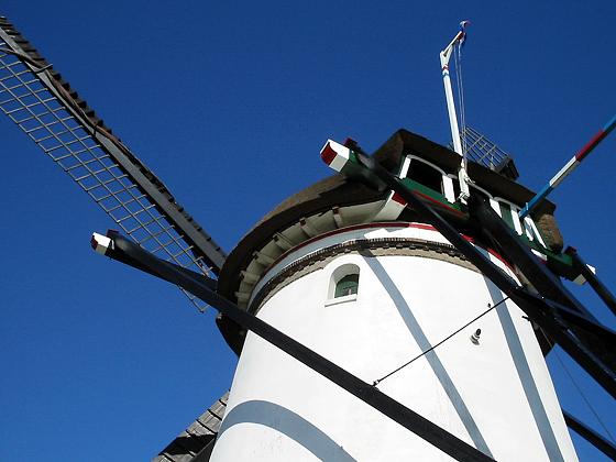 7, Molen 02567 Kooijwijkse Molen (Oud-Alblas), De makelaar met hijsgalg.  Rob Pols (15-7-2006).  | Database Nederlandse molens