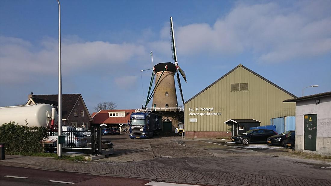 4, Molen 01899 De Hoop (Ouddorp), Robert van 't Geloof (23-1-2019)De Hoop zonder zeilen op het oosten bij windkracht 1/2 en hij kwam nog rond ook! | Database Nederlandse molens