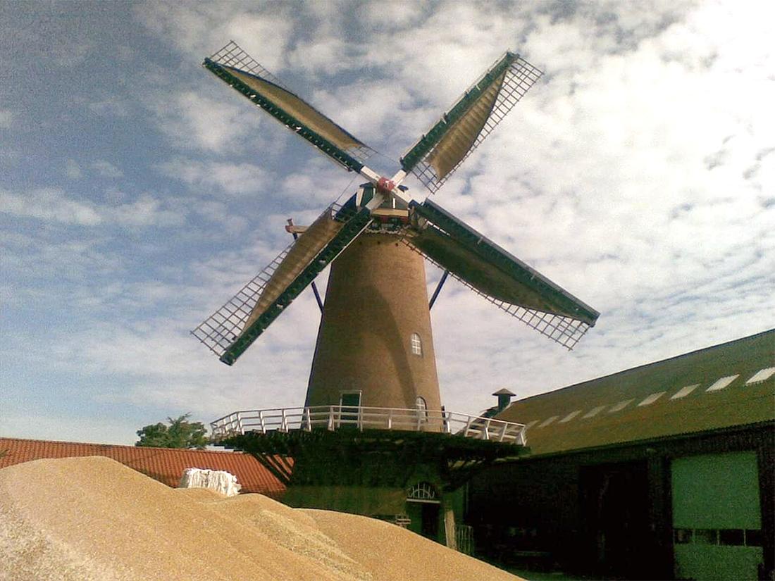 6, Molen 01899 De Hoop (Ouddorp), Robert van't Geloof (8-2009)De Hoop Ouddorp met op de voorgrond een berg tarwe. | Database Nederlandse molens