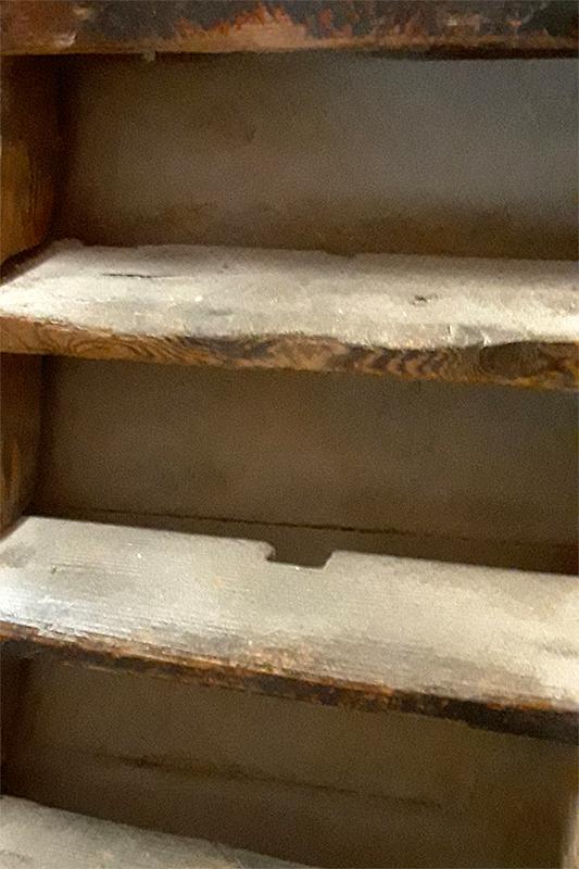 22, Molen 01899 De Hoop (Ouddorp), Robert Van't Geloof (31-08-2020)De trap naar de maalzolder was gemaakt van oude houten molenroeden: in de treden zaten de hekgaten nog! | Database Nederlandse molens