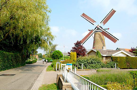 1, Molen 01898 De Zwaan (Ouddorp), Rob Pols (8-8-2006). | Database Nederlandse molens