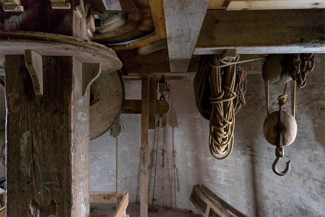 9, Molen 01898 De Zwaan (Ouddorp), Marcel van Nies (16-3-2019)Sleepluiwerk met de luitafel ondersteboven gemonteerd vlak boven de vloer in de kapzolder. | Database Nederlandse molens