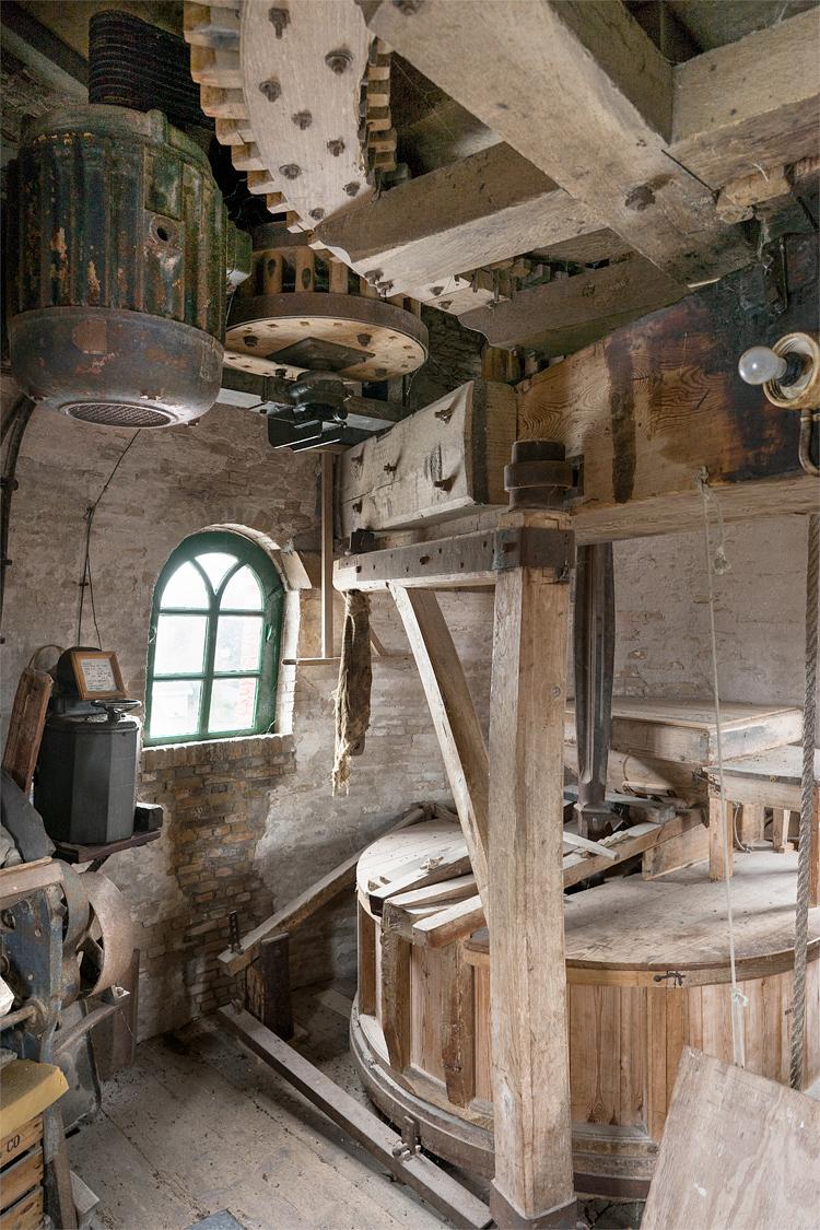 12, Molen 01898 De Zwaan (Ouddorp), Marcel van Nies (16-3-2019)Een Heemaf SKA motor voor de aandrijving van de molen via het spoorwiel. | Database Nederlandse molens
