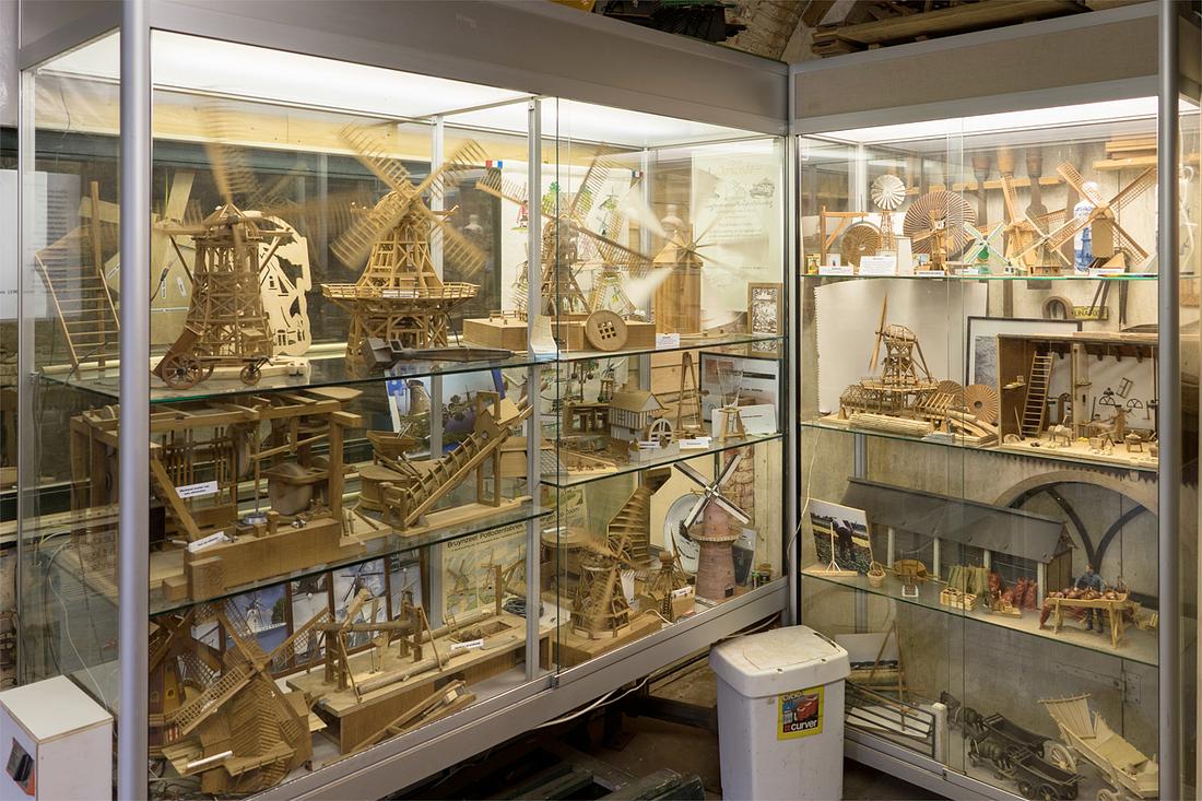 16, Molen 01898 De Zwaan (Ouddorp), Marcel van Nies (16-3-2019)Molenaar Krijn van Koppen bouwt speelmolens en modelmolens en aanverwante zaken. Deze worden tentoongesteld onder in de molen. Als de molen draait loop gerust eens binnen! | Database Nederlandse molens