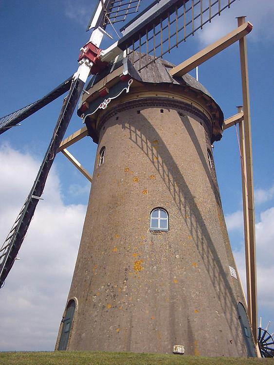 4, Molen 03605 Simonia (Piershil), Rob Simons (17-8-2005). Hier ontbreken de opschriften op de baard nog.  | Database Nederlandse molens