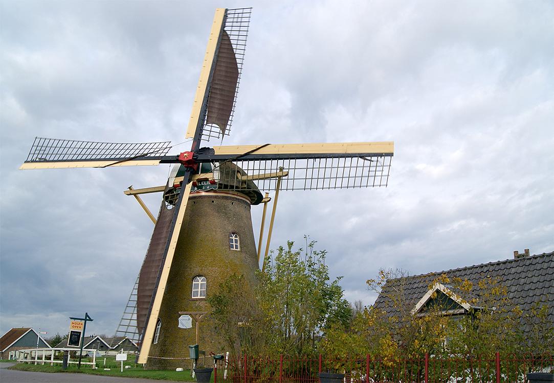 2, Molen 01979 De Lelie (Puttershoek), Kees van Drie (6-11-2015)De molen in zijn eerdere kleurstelling. | Database Nederlandse molens