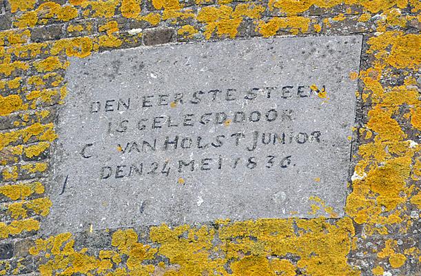 6, Molen 01979 De Lelie (Puttershoek), Rob Pols (11-5-2012)De gevelsteen.  | Database Nederlandse molens