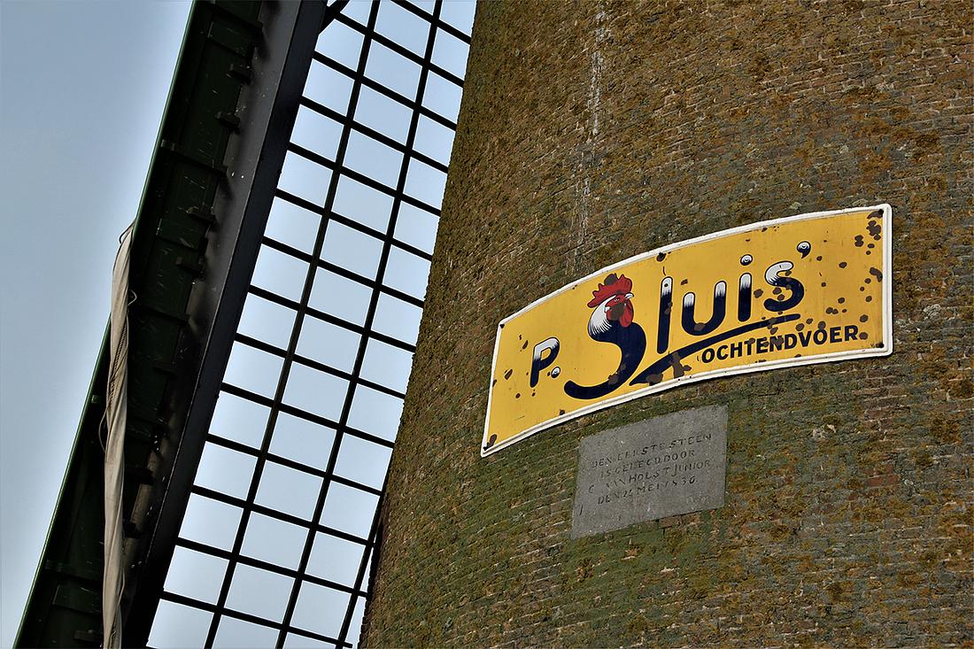 11, Molen 01979 De Lelie (Puttershoek), Jesse in 't Veld (18-1-2019)Na zestig jaar afwezigheid keerde in 2016 het originele reclamebord van P. Sluis terug op de romp. | Database Nederlandse molens