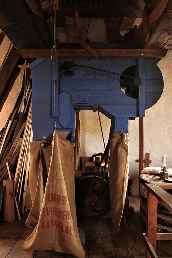 19, Molen 01979 De Lelie (Puttershoek),  Jesse in 't Veld (18-1-2019)De graanschoner met daarachter de koekenbreker. | Database Nederlandse molens