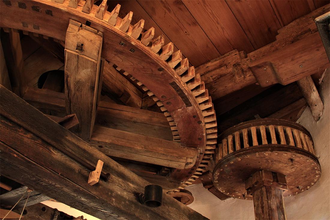 25, Molen 01979 De Lelie (Puttershoek),  Jesse in 't Veld (18-1-2019)Het grote spoorwiel (121 kammen) met het steenrondsel. | Database Nederlandse molens