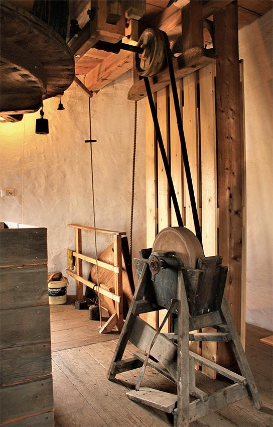 29, Molen 01979 De Lelie (Puttershoek),  Jesse in 't Veld (18-1-2019)De aandrijving van de koekenbreker en de graanschoner is geplaatst op de luizolder. Daarmee kan ook nog een slijpsteen worden aangedreven. | Database Nederlandse molens