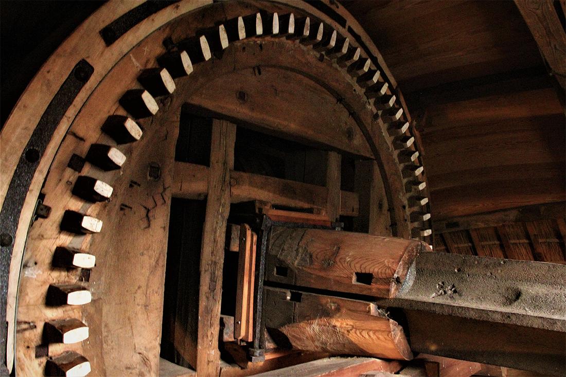 34, Molen 01979 De Lelie (Puttershoek), Jesse in 't Veld (18-1-2019)Het bovenwiel en de as in de kap. Duidelijk zichbaar zijn de vulstukken, gemaakt van de oude houten buitenroede die in 1865, na het steken van de as, werd vervangen door een ijzeren Potroede. | Database Nederlandse molens