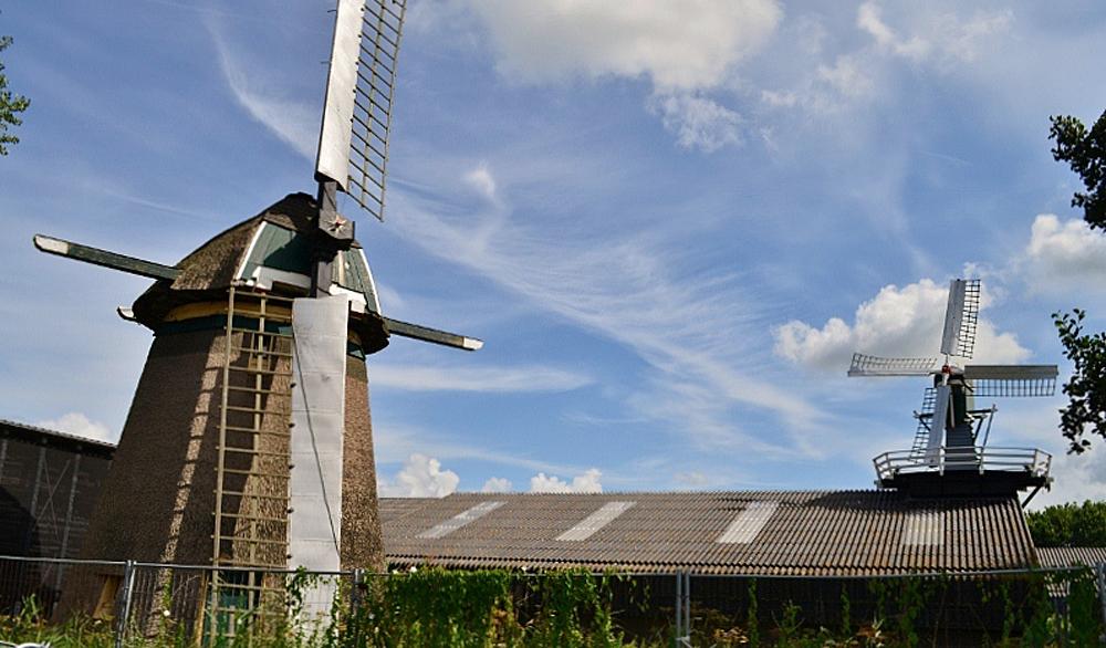 5, Molen 12384 Dekkermolen (Hoogmade), Gert Klooster (23-8-2012). Links de Meerburgermolen in afwachting van plaatsing elders. | Database Nederlandse molens