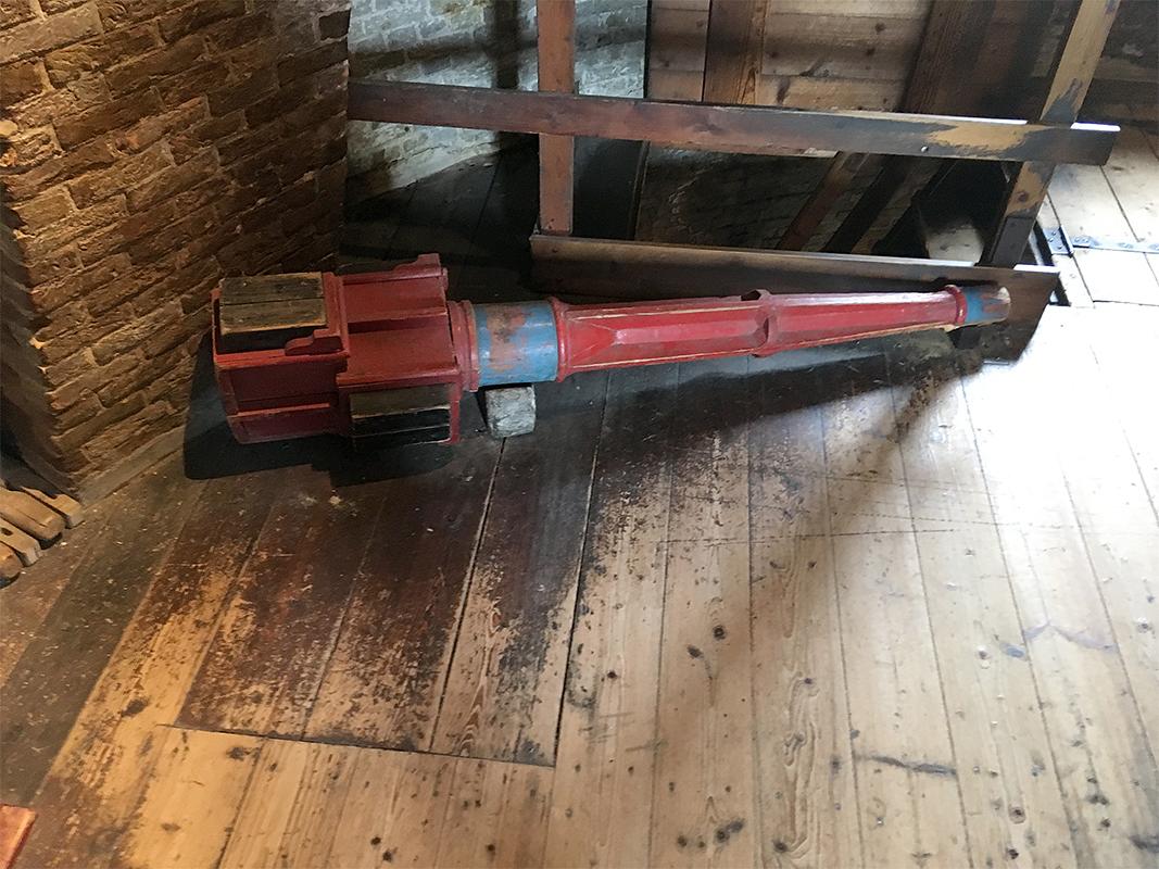 6, Molen 12384 Dekkermolen (Hoogmade), Bjorn Jannink (8-6-2018)De mal voor de gietijzeren as van de molen bestaat nog en ligt in koren- / museummolen De Valk in Leiden. | Database Nederlandse molens