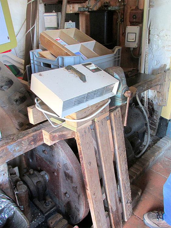 14, Molen 10217 De Hoop Doet Leven (Voorhout), Piet Glasbergen (21-4-2016)De electromotor | Database Nederlandse molens