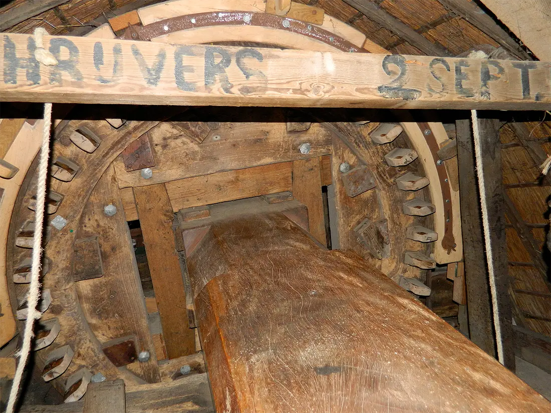 18, Molen 10217 De Hoop Doet Leven (Voorhout), Vincent Mepschen (24-10-2021)Bovenwiel, opschrift "G.W Schrijvers 2 sept. 1922" | Database Nederlandse molens